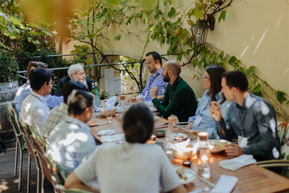 Robert J. Aumann in exchange with Young Economists at the 7th Lindau Meeting on Economic Sciences.