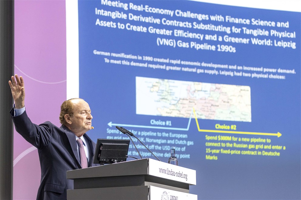 Robert C. Merton presenting his lecture at the 7th Lindau Meeting on Economic Sciences.