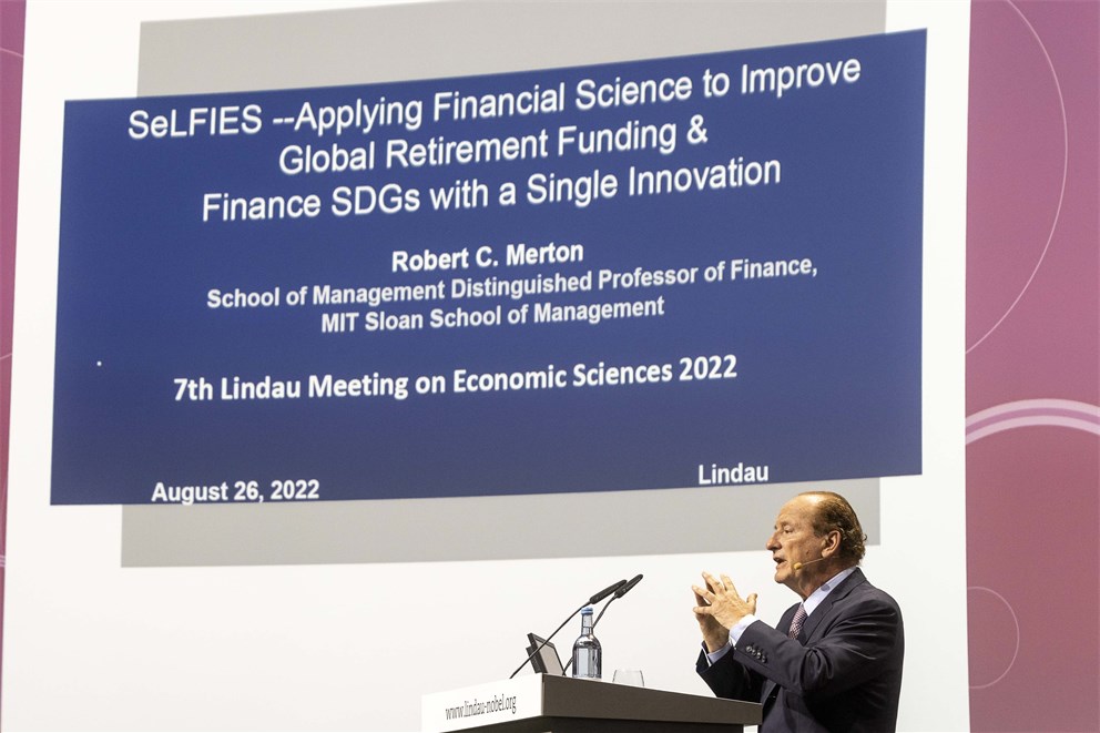 Robert C. Merton presenting his lecture at the 7th Lindau Meeting on Economic Sciences.