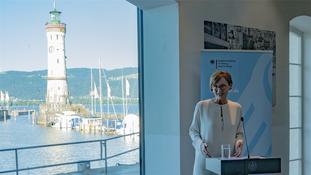 Bettina Stark-Watzinger delivering her speech at the Summer Festival of Science