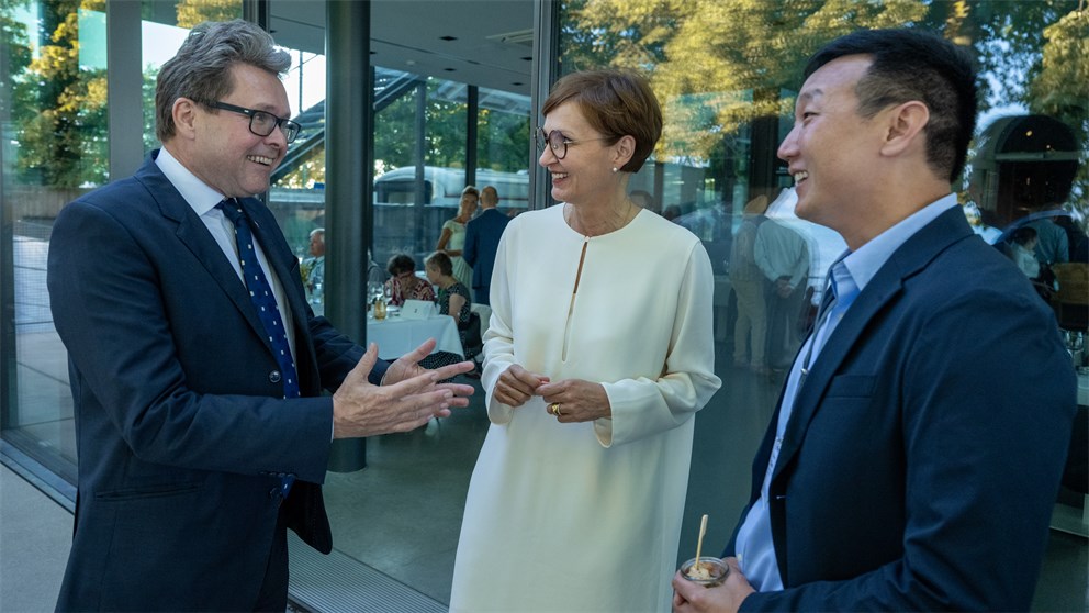 Martin Polaschek and Bettina Stark-Watzinger talking with a Young Scientist