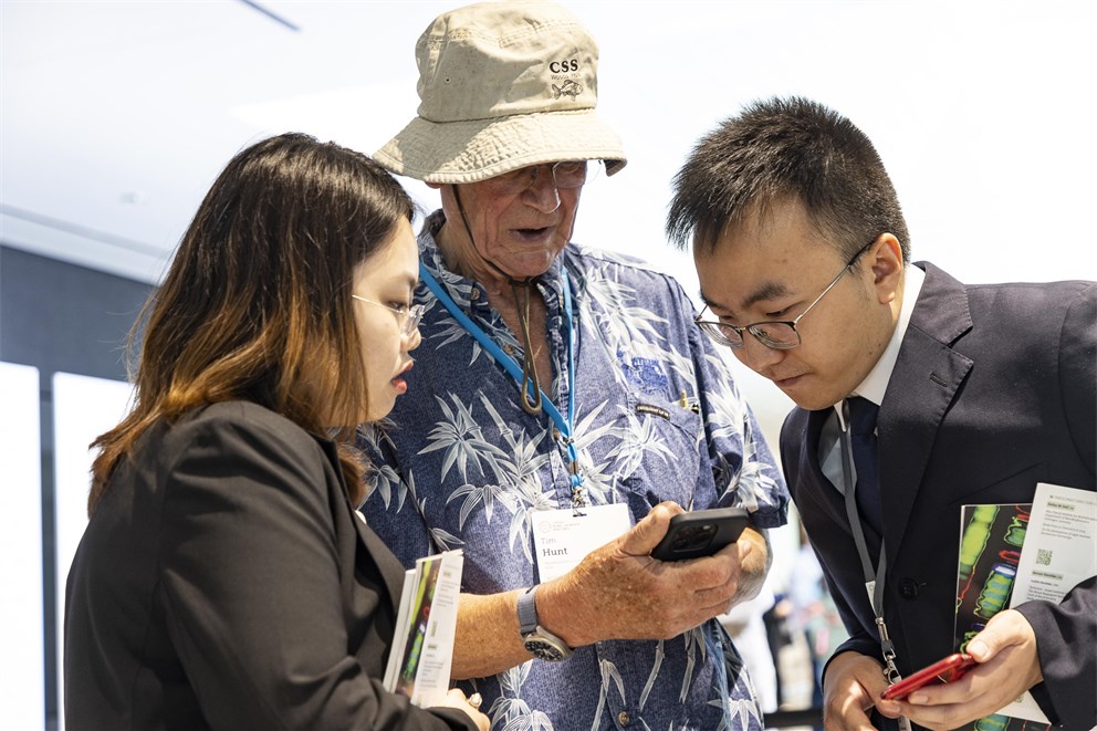 Tim Hunt conversing with Young Scientists