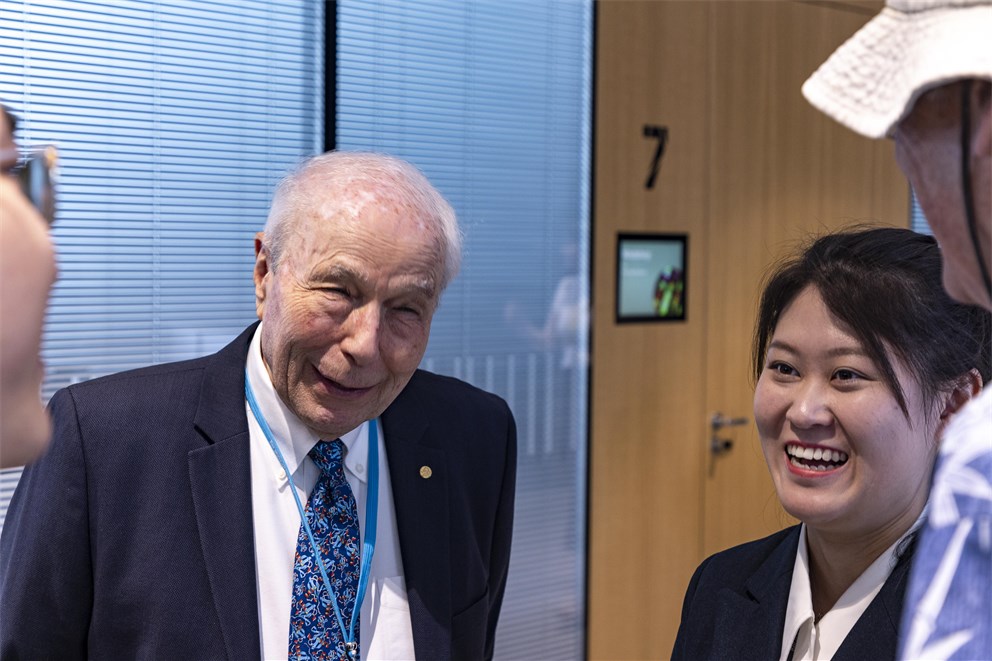 Avram Hershko conversing with Young Scientists