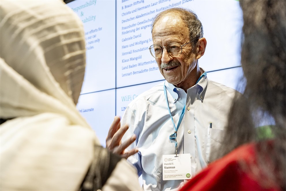 Harold Varmus conversing with Young Scientists