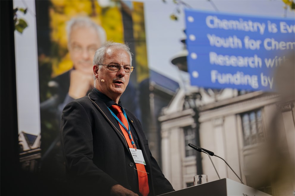 Morten Meldal holding his lecture