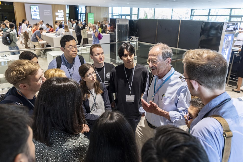 Harold Varmus in exchange with Young Scientists