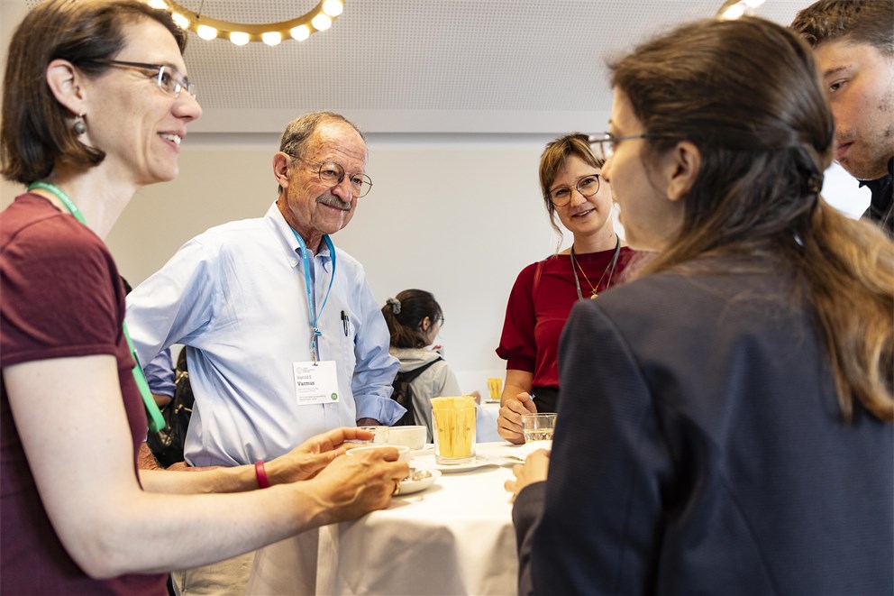 Countess Bettina Bernadotte with Harold Varmus and Young Scientists