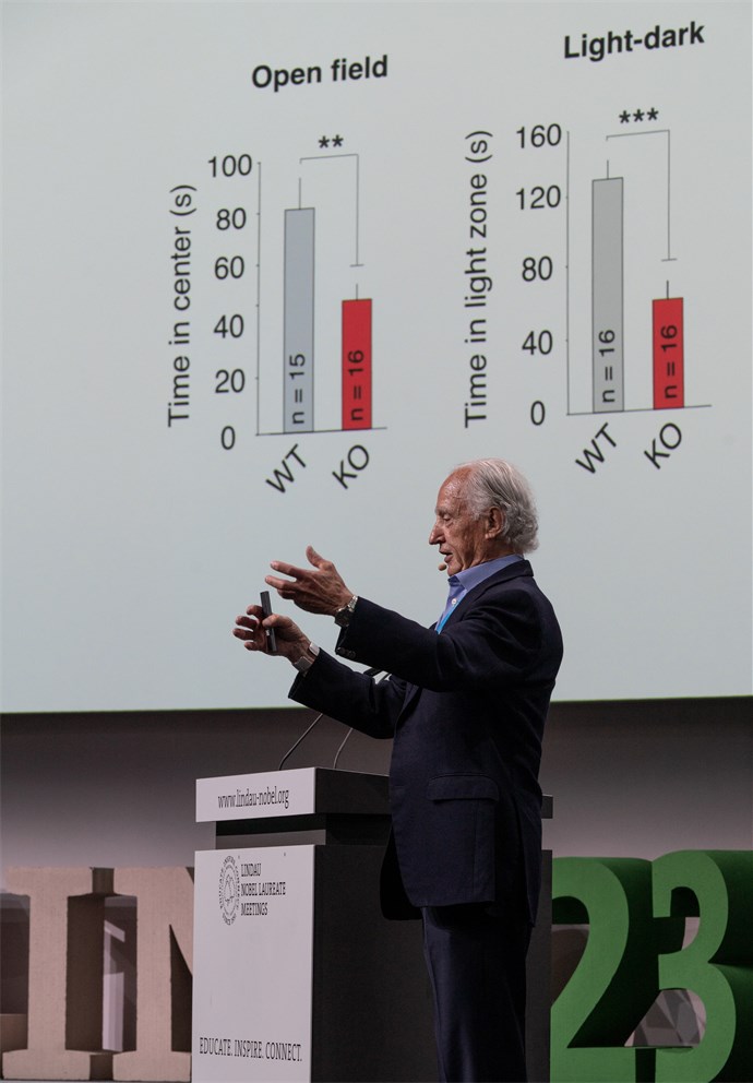 Mario Capecchi delivering his lecture