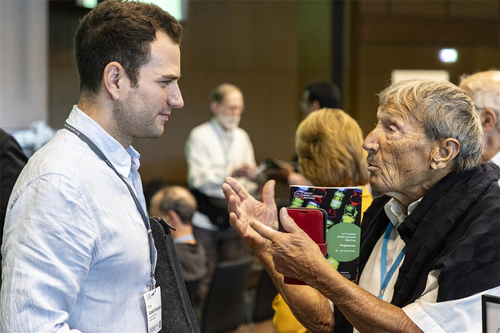 Rolf Zinkernagel in exchange with a Young Scientist