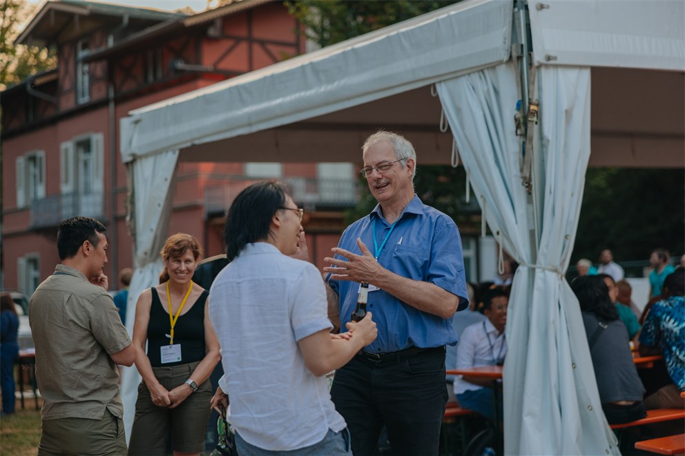 Morten Meldal talking with a Young Scientist at Grill & Chill