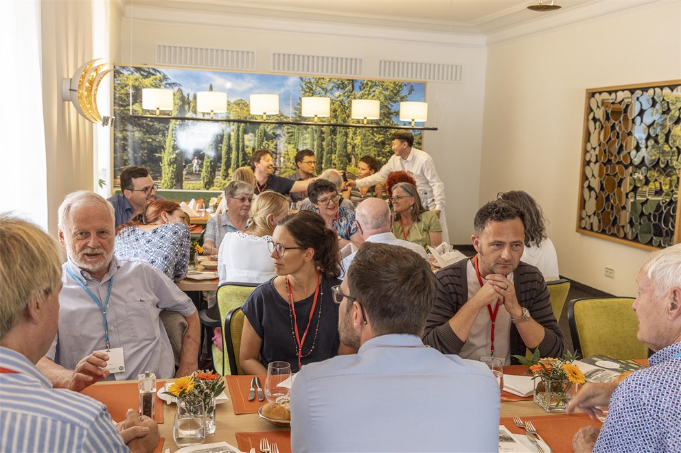 Hartmut Michel having lunch with Teaching Spirit guests