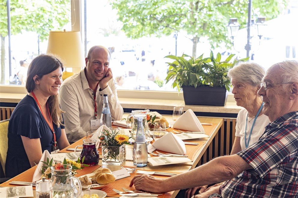 Bert Sakmann having lunch with Teaching Spirit guests