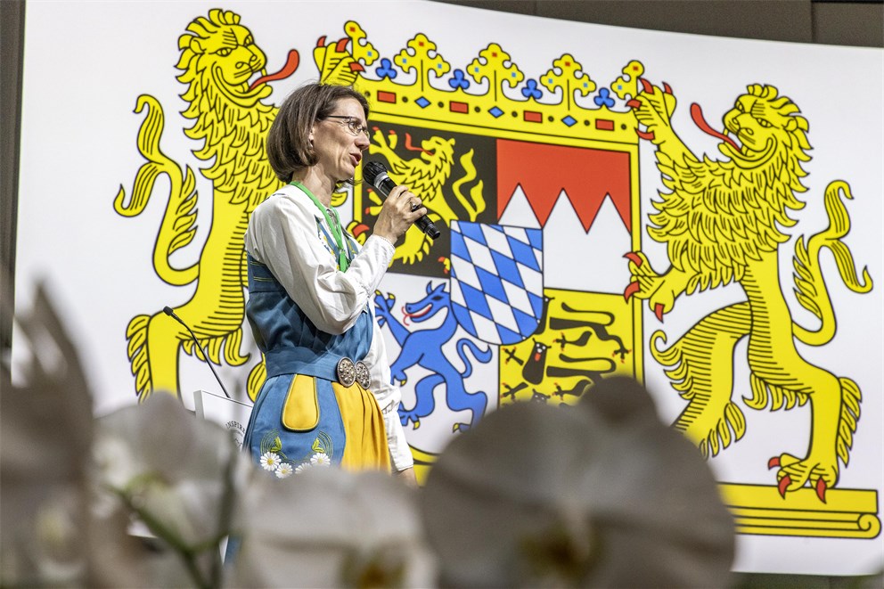 Countess Bettina Bernadotte welcoming the guests at the Bavarian Evening