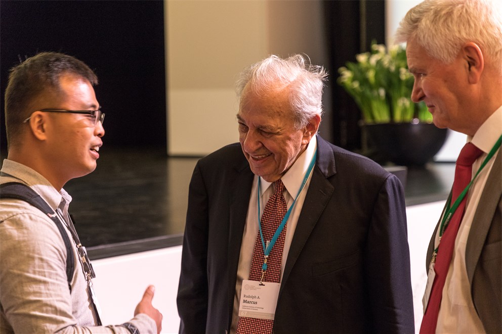 Rudolph Marcus conversing with a Young Scientsist at the 2017 Lindau Meeting