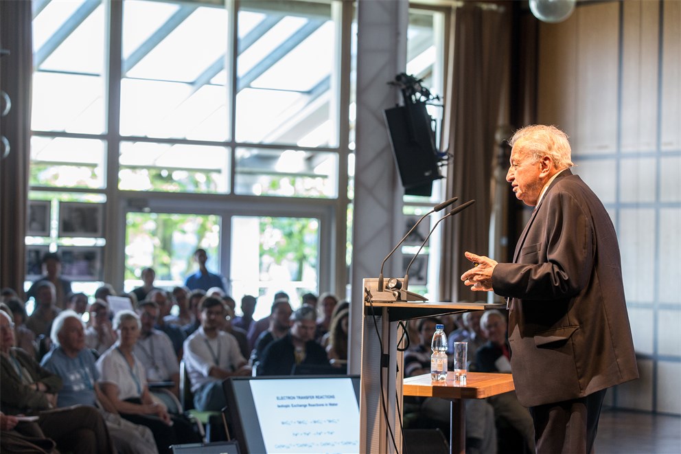 Rudolph Marcus holding his lecture at the 2015 Lindau Meeting