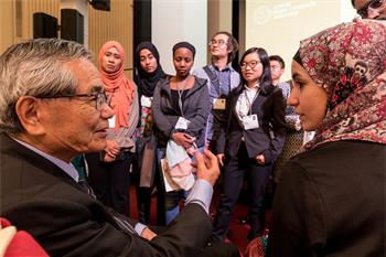 Ei-ichi Negishi - Ei-ichi Negishi talking to young scientists at the 67th Lindau Nobel Laureate Meeting